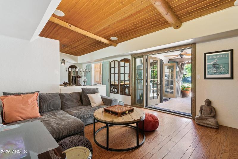 9-web-or-mls-7005-e-jackrabbit-rd