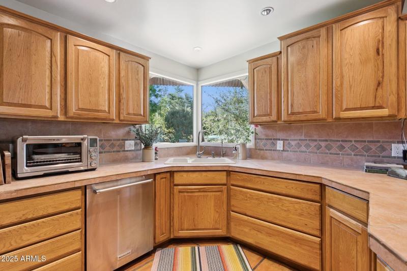 20-web-or-mls-7005-e-jackrabbit-rd