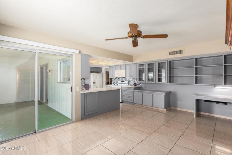 Great Flow with kit/family room