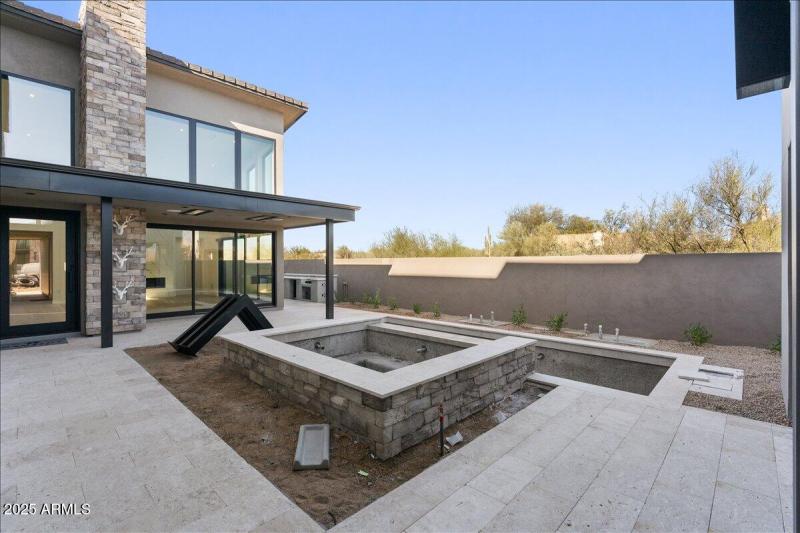 05-Courtyard & Entry