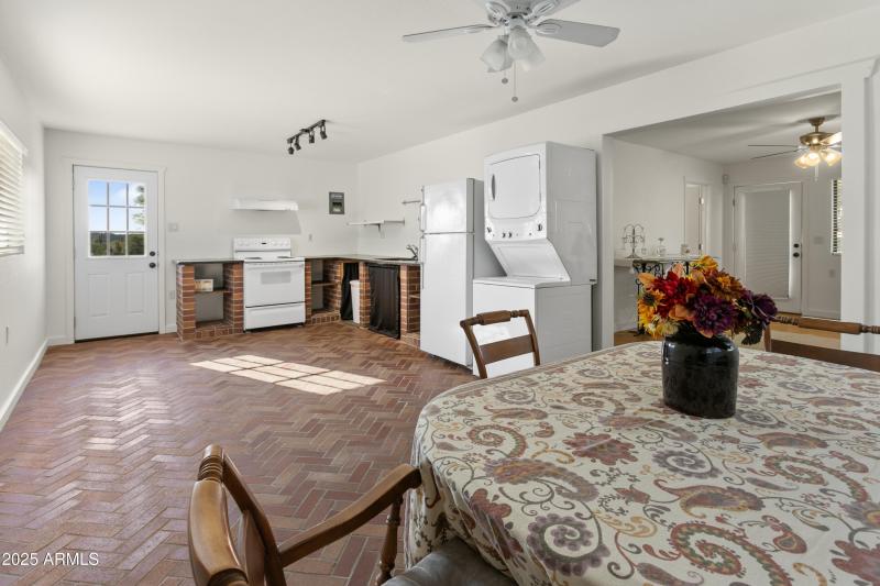 Guest House Dining & Kitchen