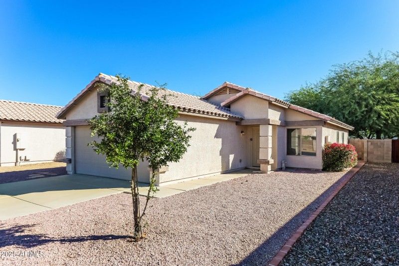 002-photo-front-view-14914168