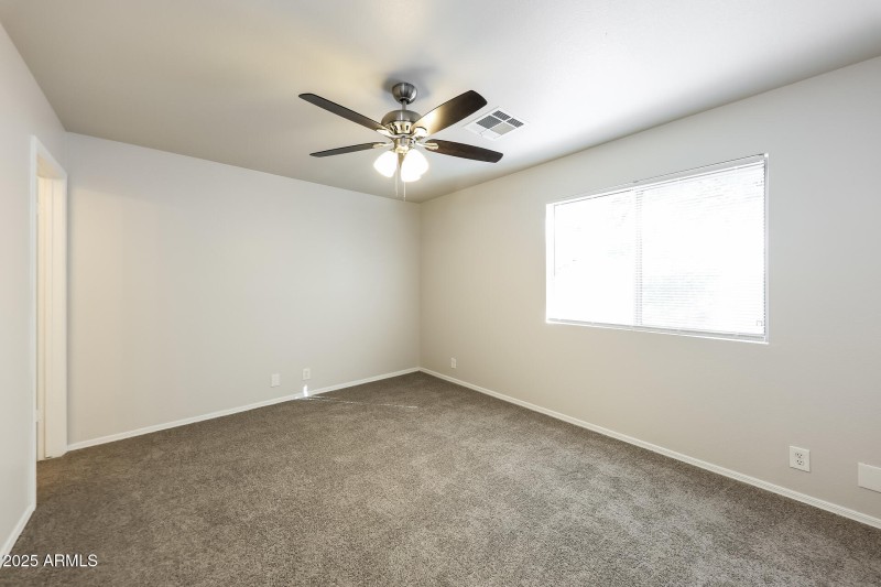 012-photo-main-bedroom-14914176