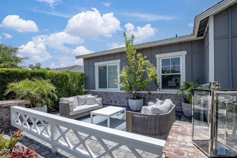 Arcadia Lifestyle! Front yard