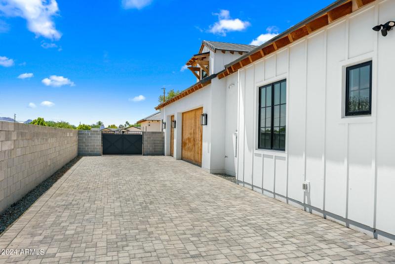 06RV gate with 3 car garage