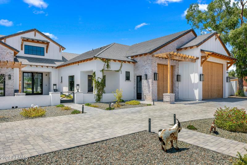 08front entrance driveway