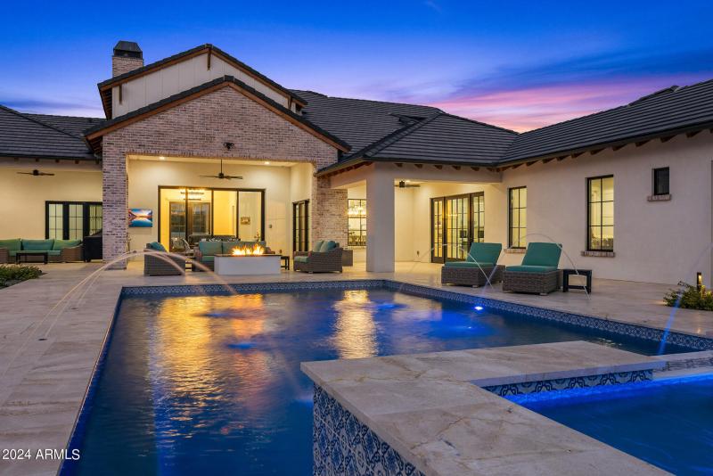 97spa and pool view of back yard patio_t