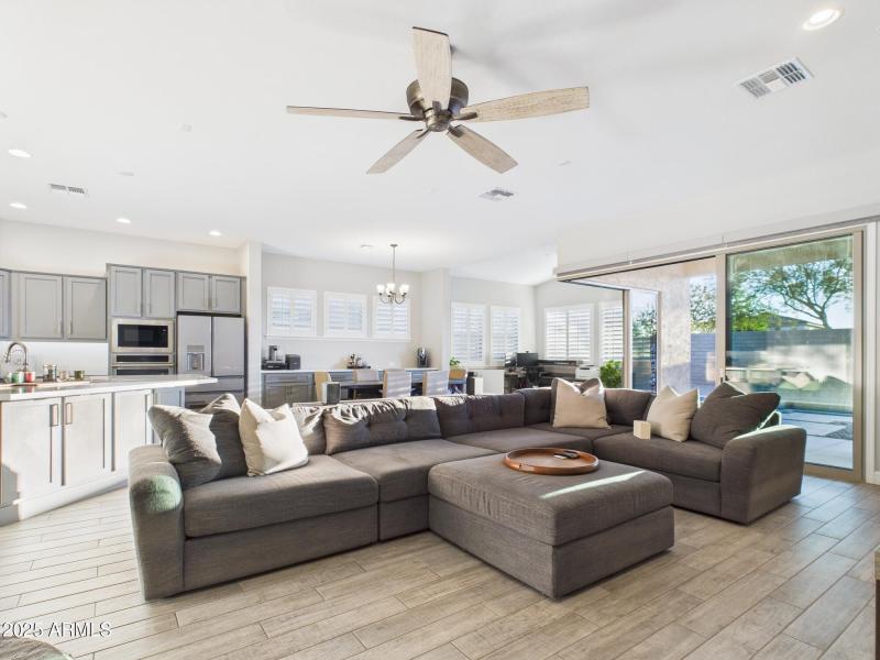 CAM03379G0-PR0160-STILL027