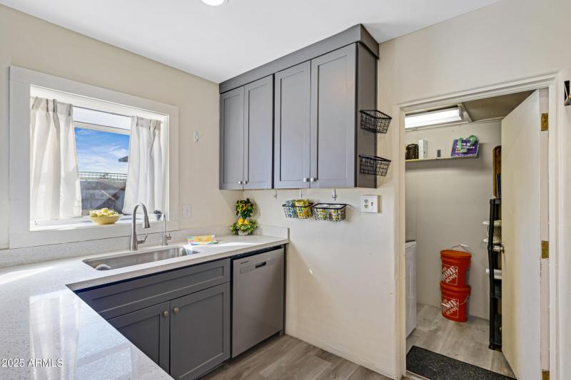 Kitchen 29 W Mission Ln-8