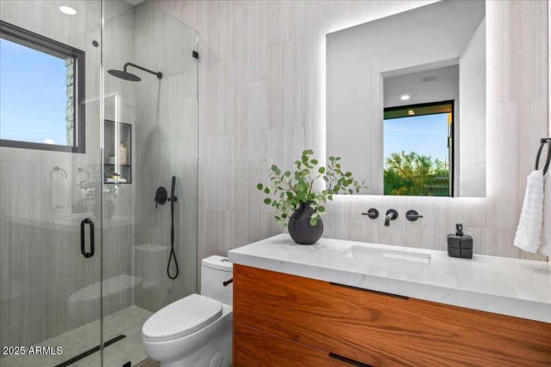 068-Office Ensuite Bath