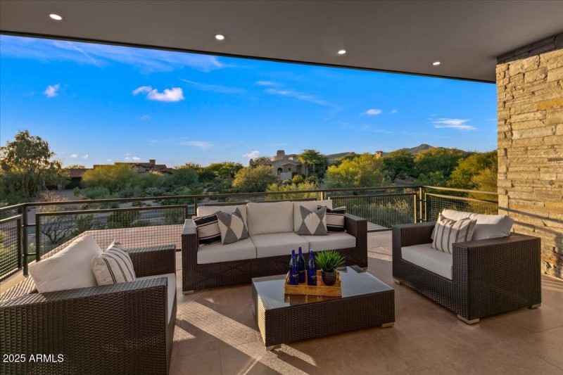 081-Upstiars Suite ~ Patios