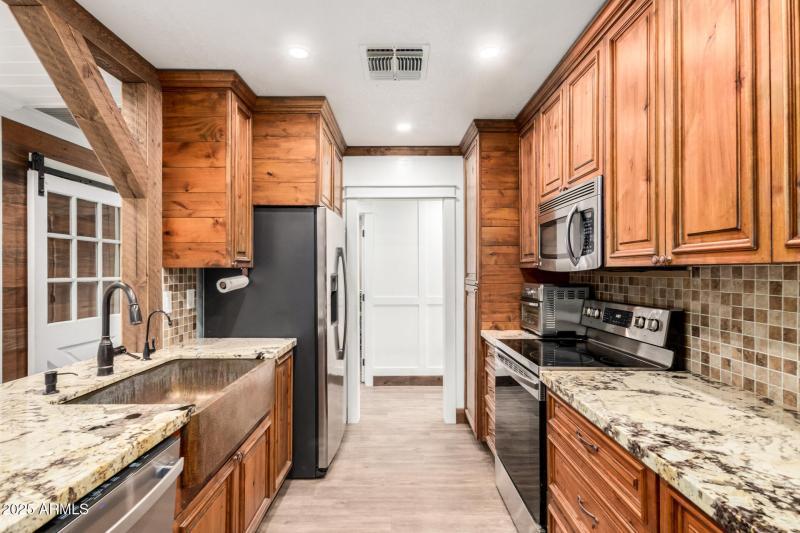 Farmhouse Sink & Lots of Counter Space