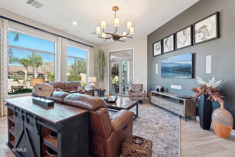 8-web-or-mls-W Molly Ln-S2910-008