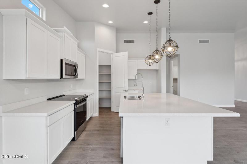 1,658 Kitchen 8 - 192jpg