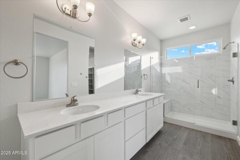 1,658 Master Bath - 192