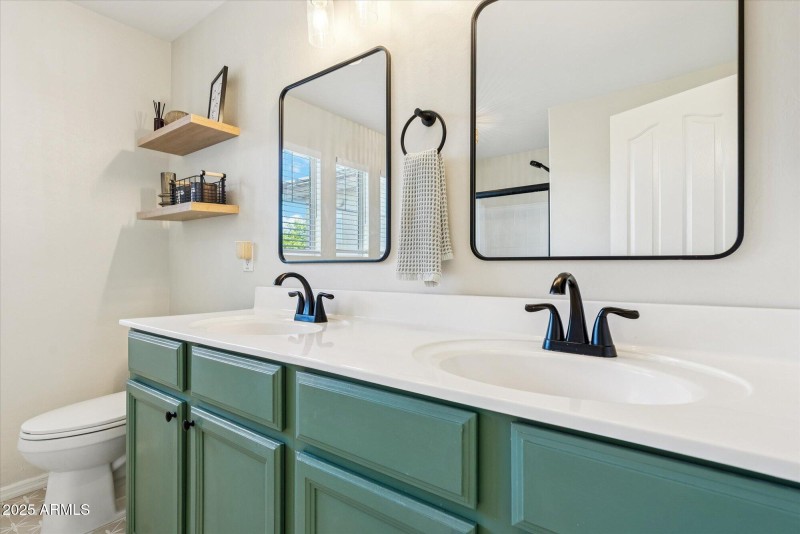 Main Bathroom en suite