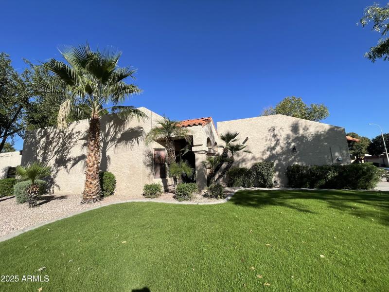 END UNIT * CORNER LOT