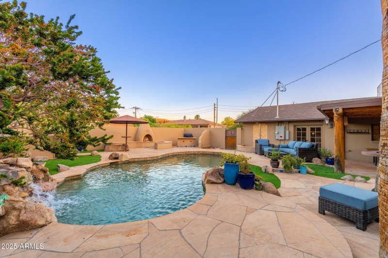 2712 E Mountain View Rd - 33