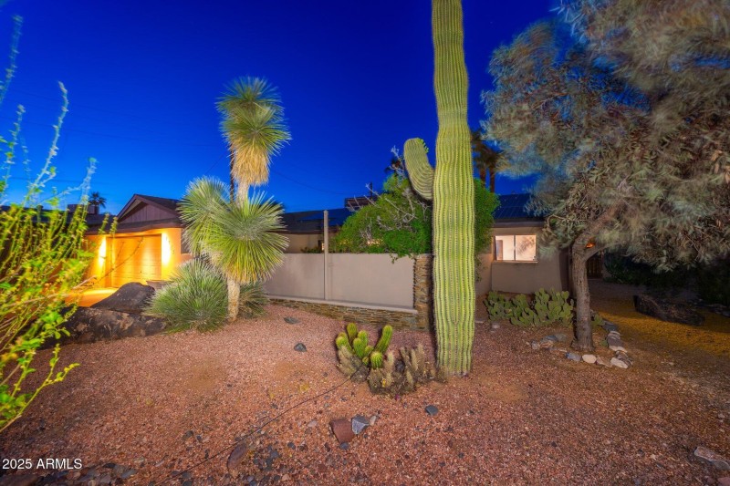 2712 E Mountain View Rd - 66