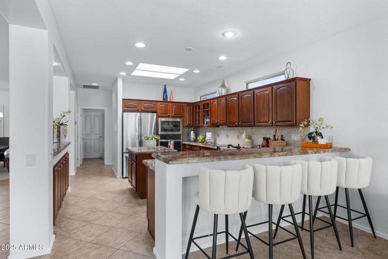 Beautiful Kitchen w Breakfast Bar Seatin