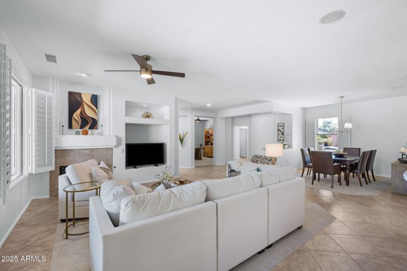 Grand Living Dining Gas Fireplace & Ente