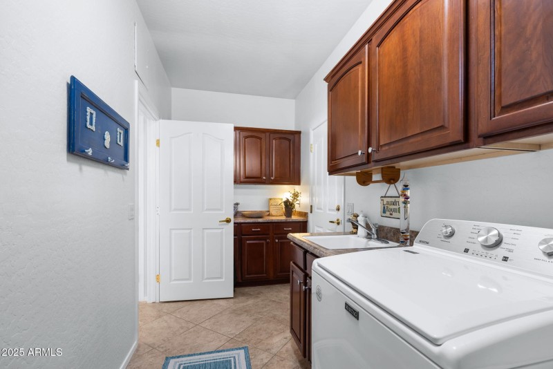 Laundry Room w Utility Sink, Folding Tab