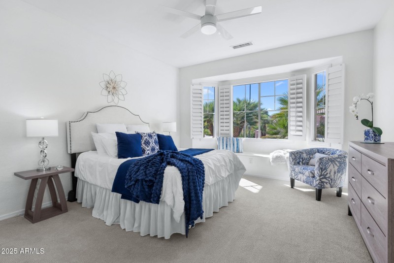 Luxurious Front Guest Bedroom w BayWindo