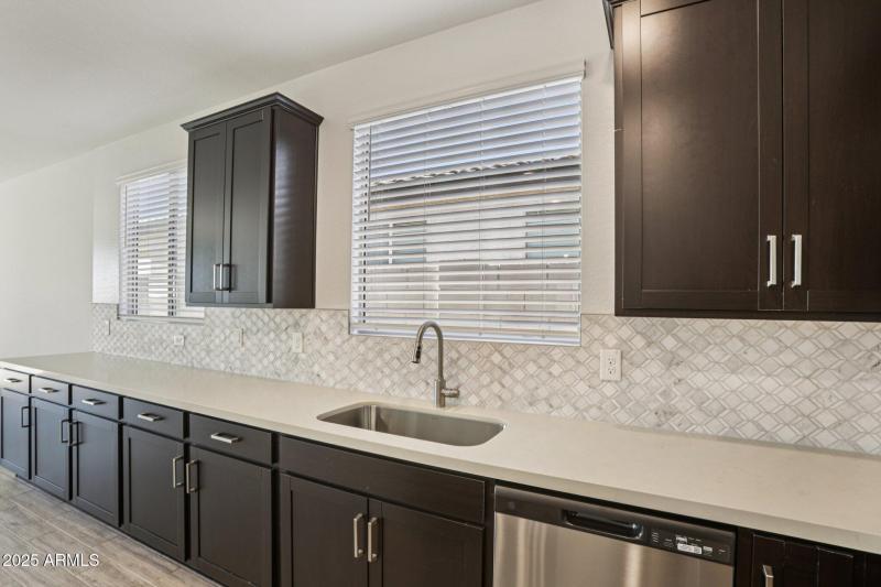 10-web-or-mls-W Brown St-S2910-010