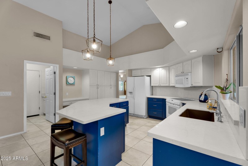 Wonderful kitchen layout!