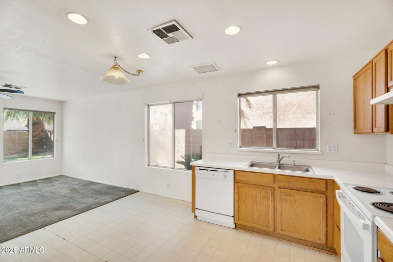 12-web-or-mls-2905 E Glenhaven Dr-15