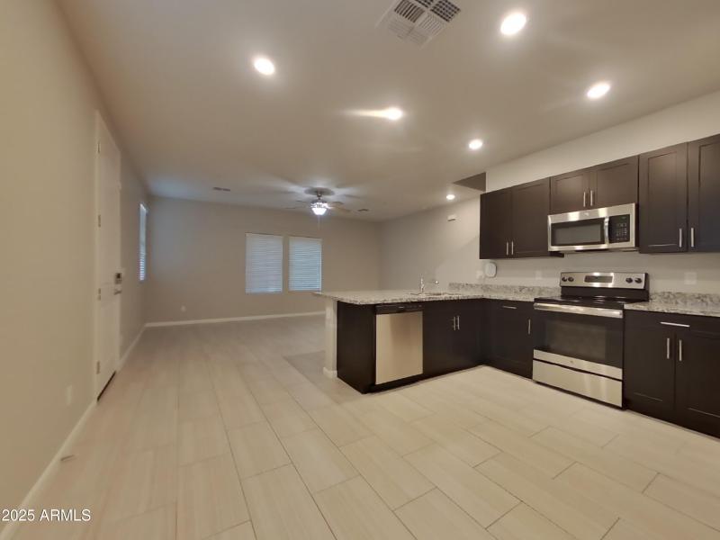 4_pc_hQuBeGq00M_UTKNfIE48g_layout_0