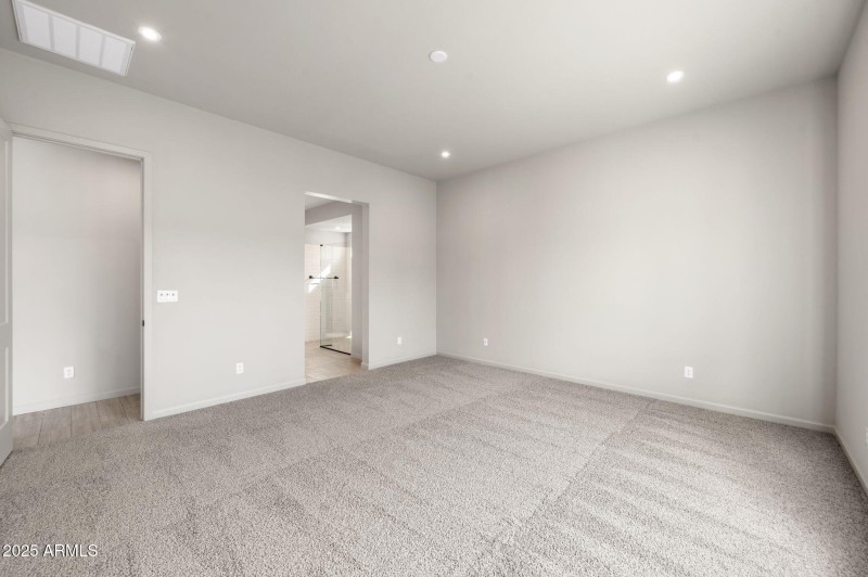 21-Primary Bedroom (2)