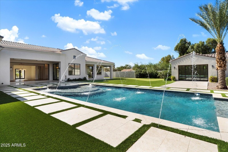 Pool, guest house & patio