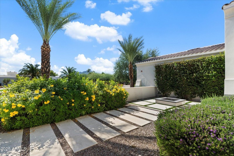 Front courtyard & fire pit