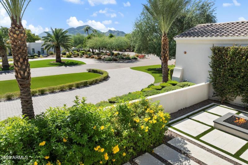 Front courtyard & drive