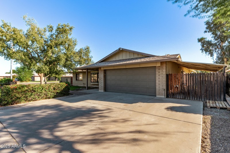 Large Driveway with RV Gate!