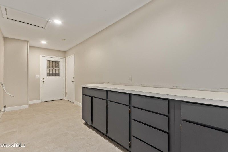 Large laundy room with counter