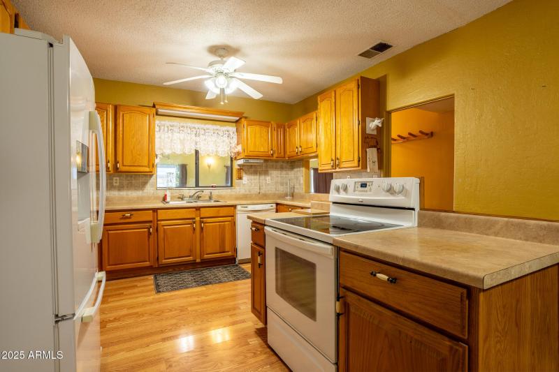 7RV06225-HDR-2 18870 kitchen 2