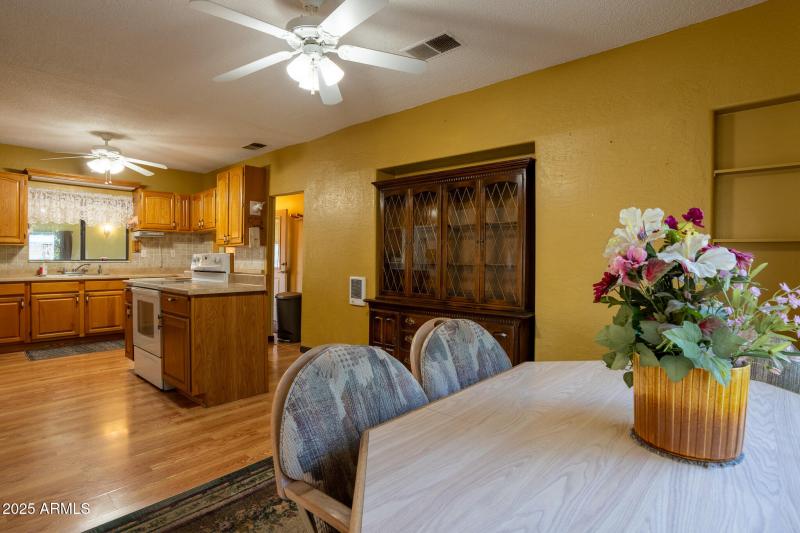 7RV06240-HDR-2 18870 kitchen 3