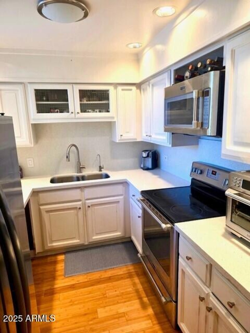 Kitchen - quartz countertop