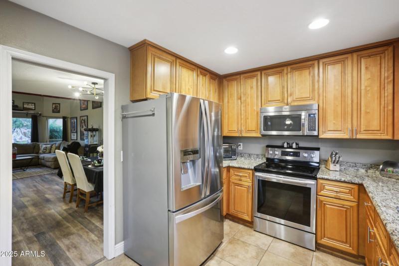 18-web-or-mls-W Portobello Ave-L0111-018