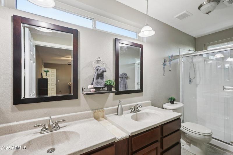 21-web-or-mls-W Portobello Ave-L0111-021