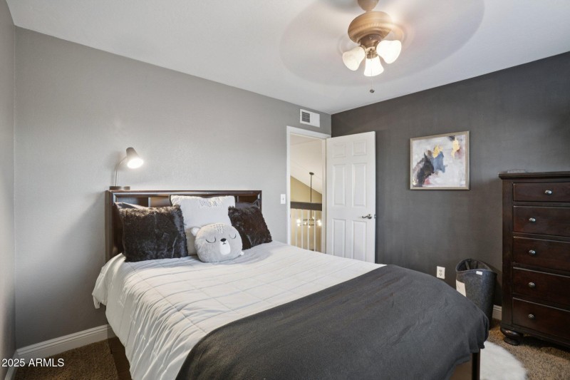 28-web-or-mls-W Portobello Ave-L0111-028