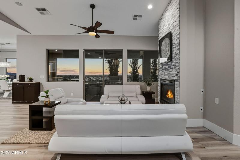 29-web-or-mls-18422 N 14th St Phoenix, A