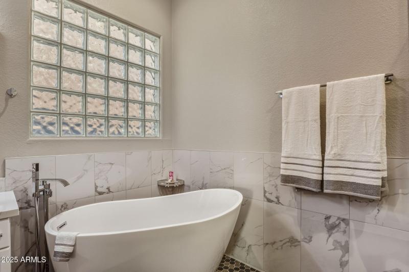 63-web-or-mls-18422 N 14th St Phoenix, A