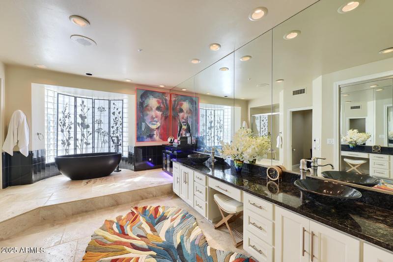SPA-LIKE PRIMARY BATH W/TUB
