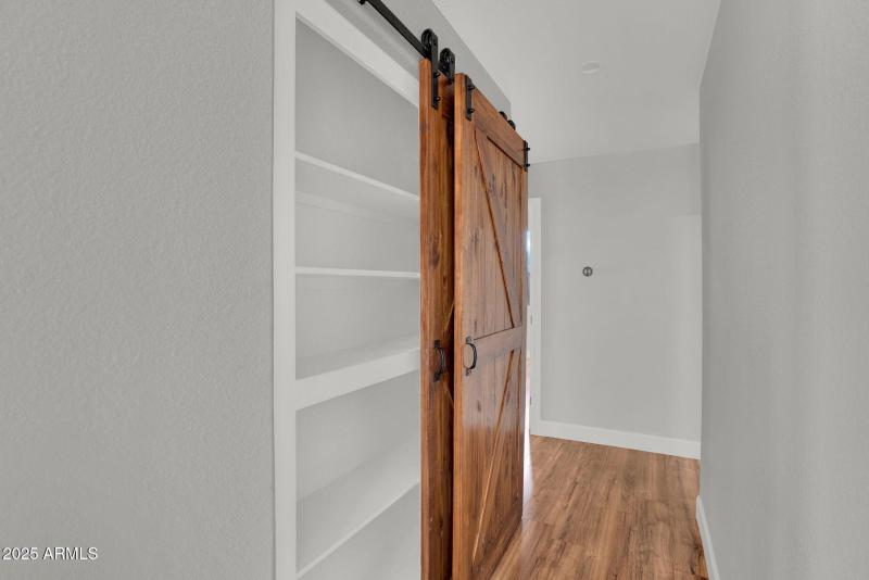 23-web-or-mls-8406 W Dahlia Dr -24