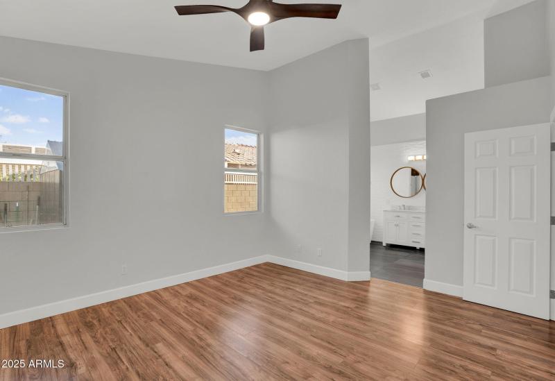 28-web-or-mls-8406 W Dahlia Dr -27