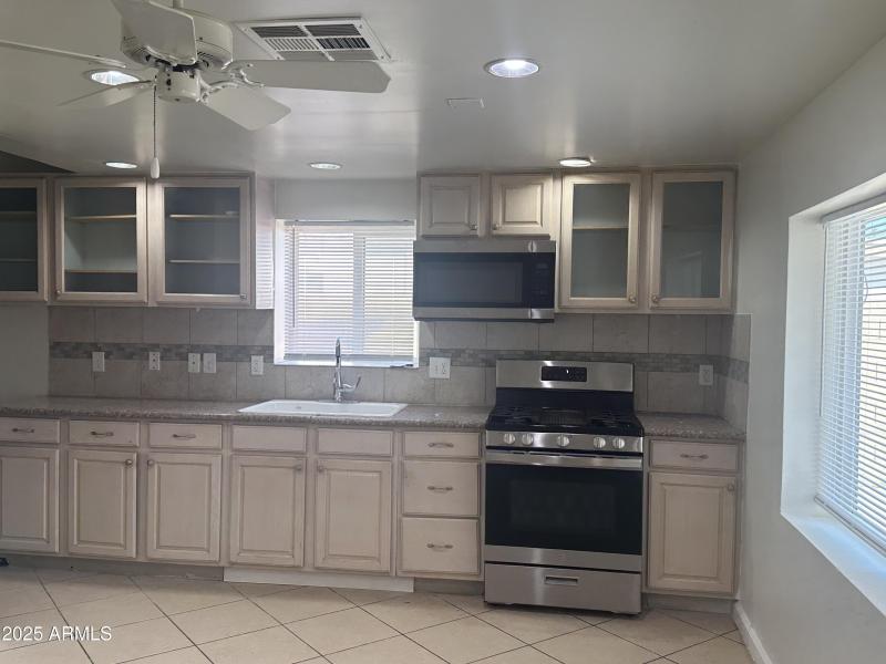 4f3be794f82518df-photo