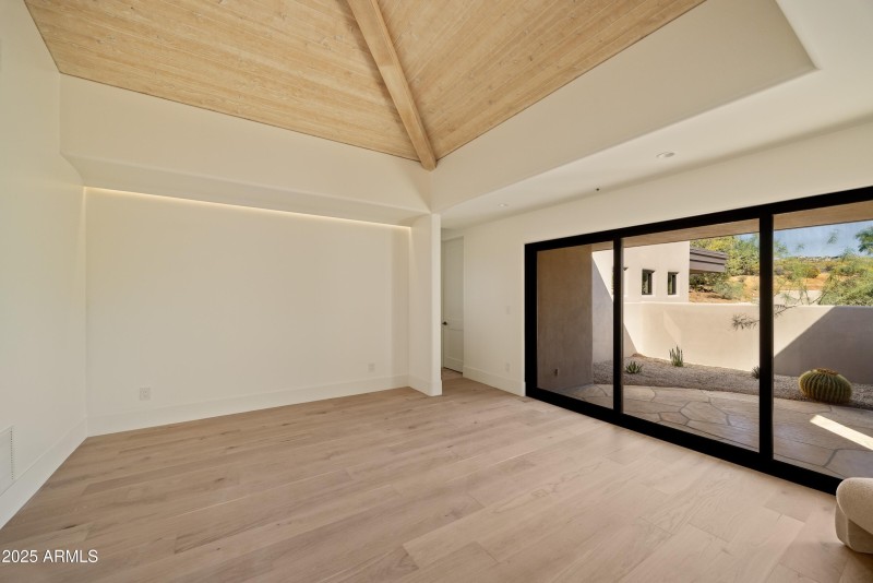 024_Guest Ensuite 1-private patio